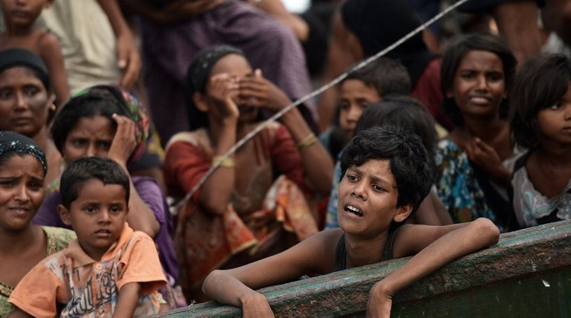 Βίαιες συγκρούσεις στο Μιανμάρ: Χιλιάδες μουσουλμάνοι Ροχίνγκια προσπαθούν να διαφύγουν στο Μπανγκλαντές